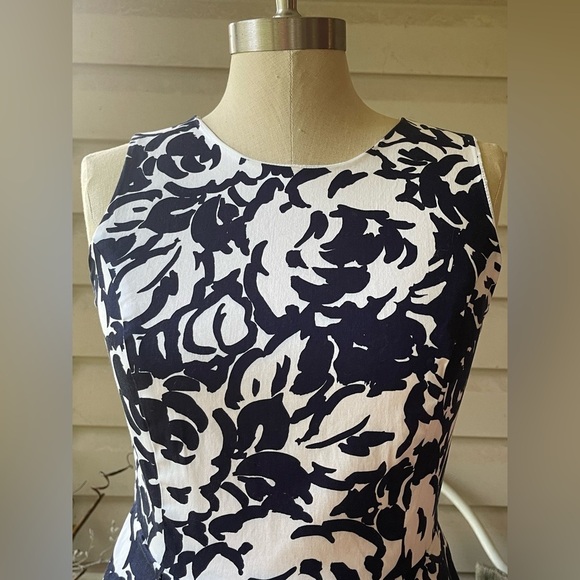 LIKE NEW Liz Claiborne Dress Navy and White Floral | Size 4 - Picture 2 of 9